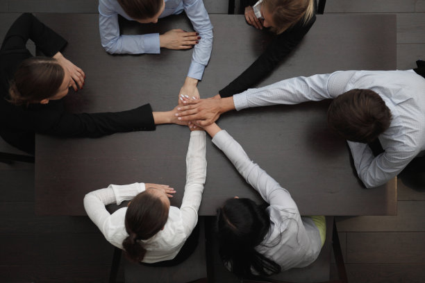 人们双手合十图片下载