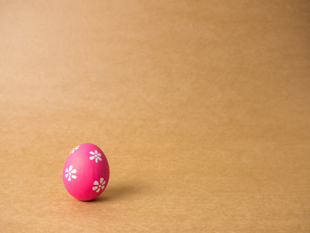 棕色背景上的复活节彩蛋。图片下载