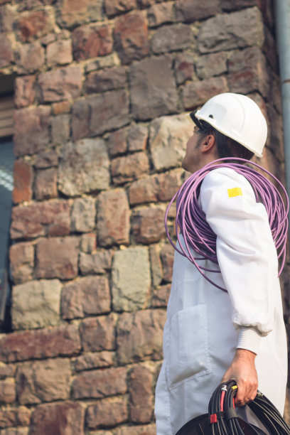 建筑工人检查建筑物外部的仰视角度照片图片下载