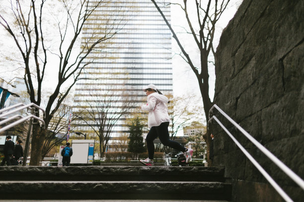 女人在城市里奔跑图片下载