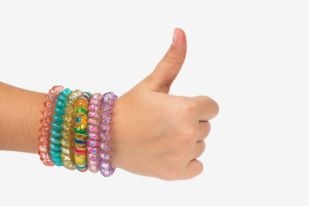 带手镯的孩子的手显示拇指到孤立的顶部图片下载