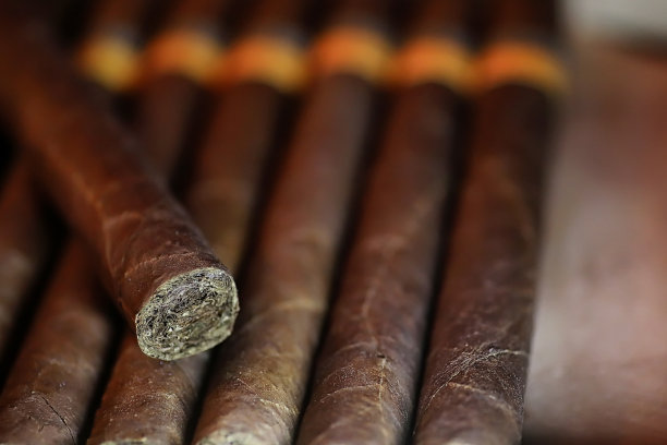装着古巴手工雪茄的大木箱图片下载