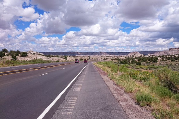 Nageezi的汽车开向远方图片下载