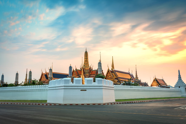 宏伟的宫殿和翡翠佛寺图片下载