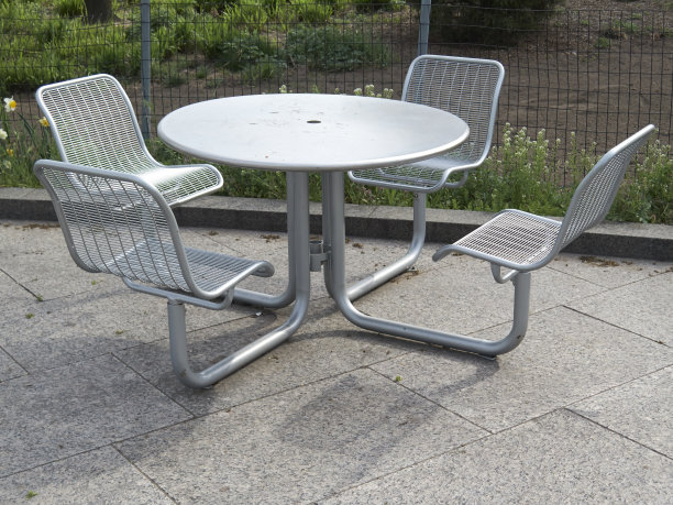 现代野餐桌上图片下载