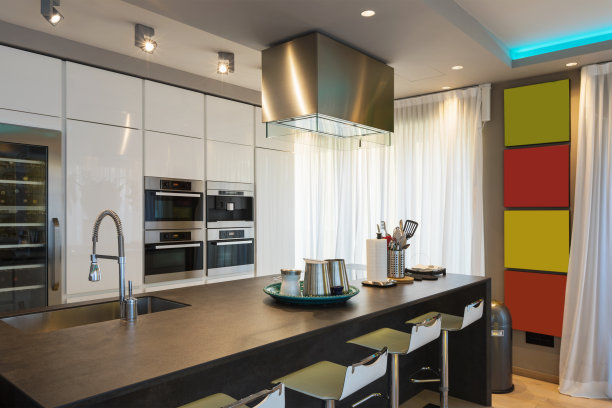 带有岛和凳子的现代厨房图片下载