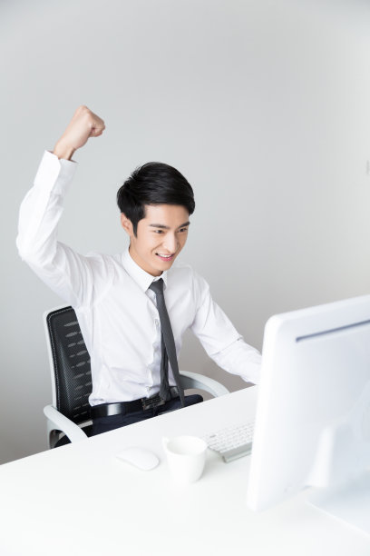 英俊的商人在办公室欢呼图片下载