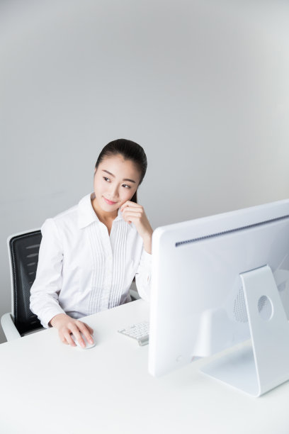 在办公室里向远处看的女商人素材图片