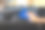 一个司机女人用超细纤维毛巾清洗她的车的特写肖像图片下载