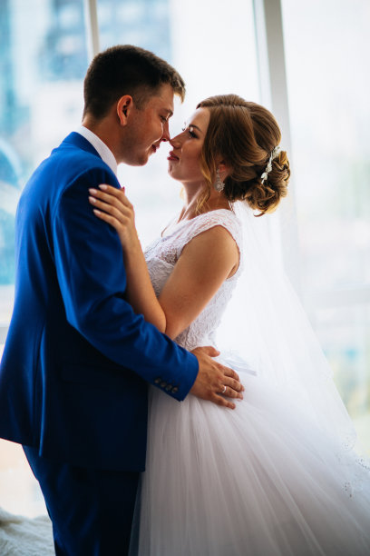 新娘和新郎在背景清晰的窗户图片下载