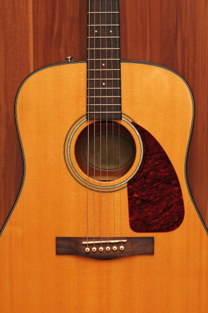 木背景上的古典吉他图片下载