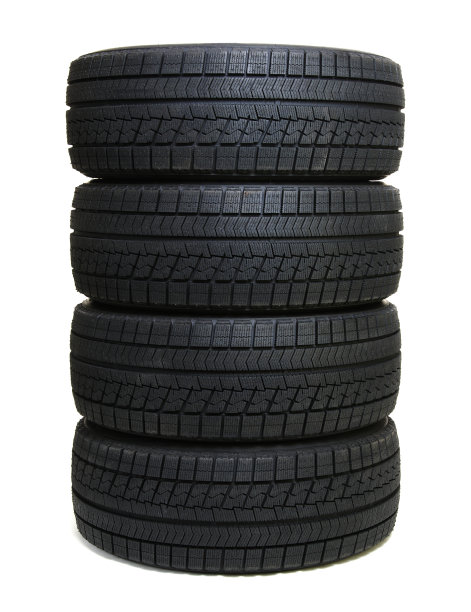 白色背景上的汽车轮胎图片下载