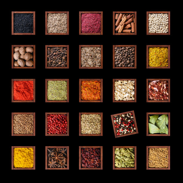 一套香料在方形木箱孤立在黑色图片下载