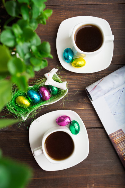 复活节早上喝两杯咖啡，配巧克力蛋图片下载