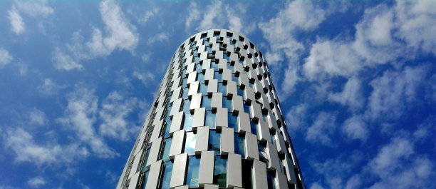 BATUMI, ADJARA, GEORGIA - 2017年7月12日:BATUMI Justice House项目由意大利建筑师Michele de Lucchi设计图片下载