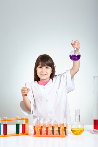 年轻女孩的科学家图片下载