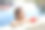 年轻漂亮的女人放松喝鸡尾酒或果汁在室外游泳池素材图片