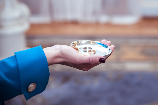 手里拿着结婚戒指图片下载