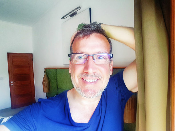 一名成年男子被眼前的风景惊醒后的手机自拍图片下载