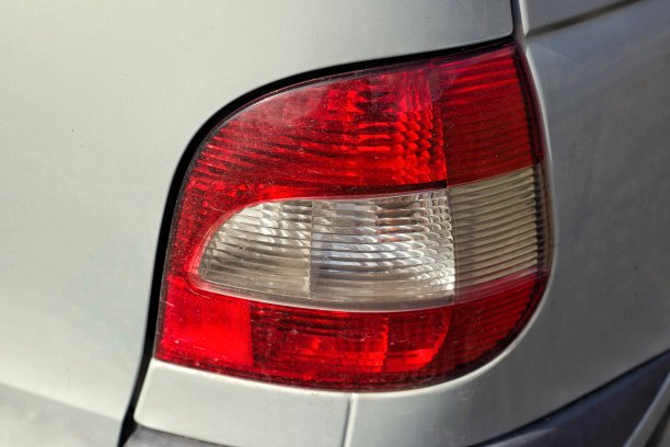 尾灯银色轿车图片下载