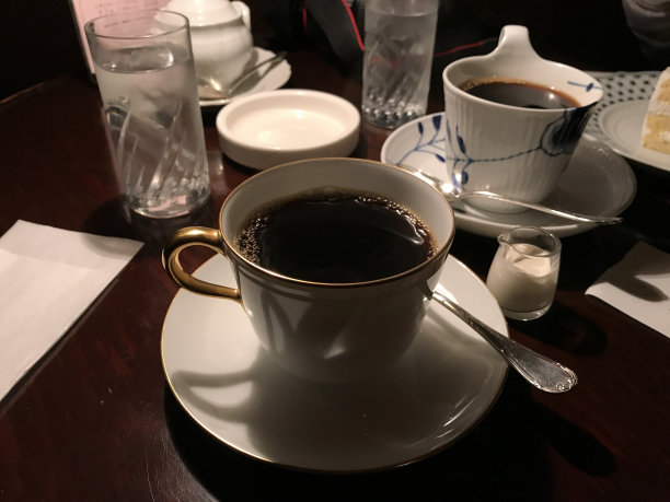 几杯咖啡放在木桌上图片下载