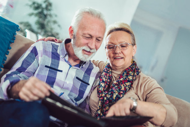 老年人在家看他们的相册图片下载