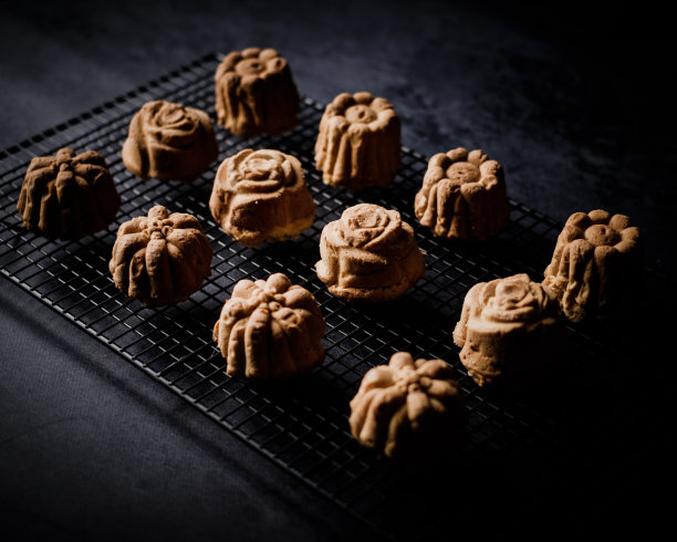 在钢丝架上冷却的迷你卷饼图片下载