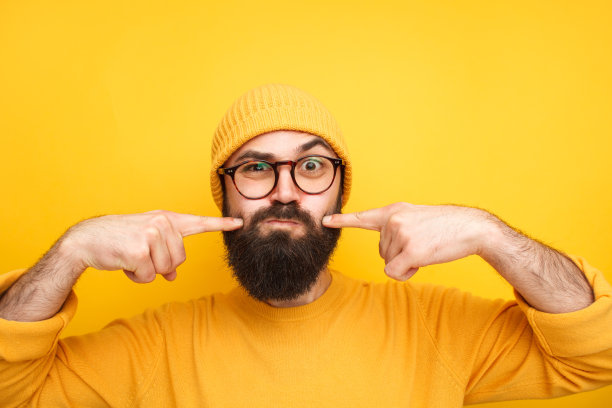 潮人在镜头前做鬼脸素材图片