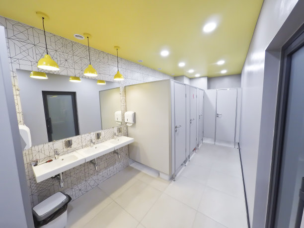 卫生间位于商务中心的现代化办公室内图片下载