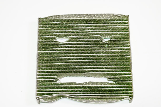 现代汽车上布满灰尘和沙子的脏旧空气滤清器图片下载