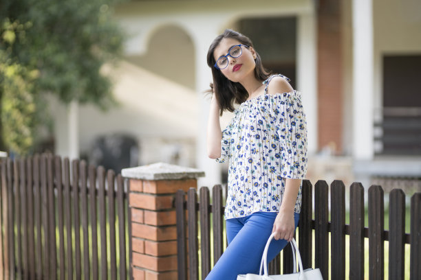 戴眼镜看起来不错图片下载