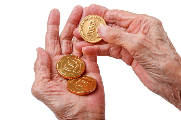 拿着硬币形状的巧克力的老妇人图片下载