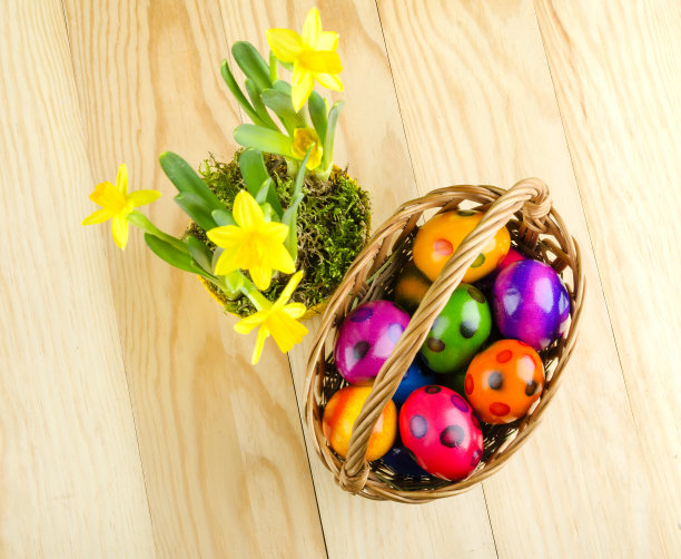彩色的复活节彩蛋放在木桌上图片下载