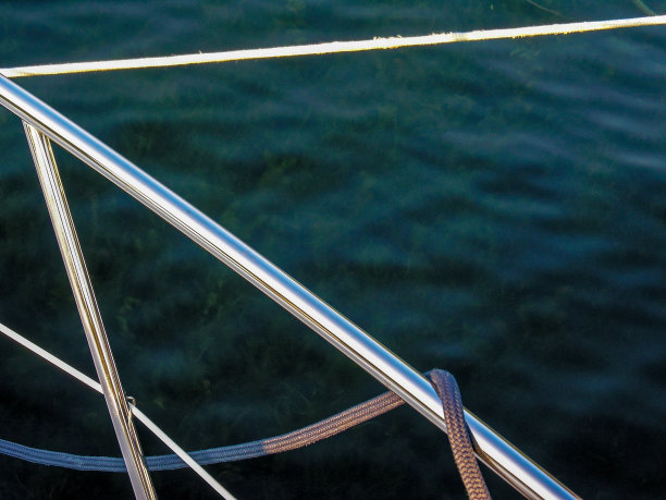 靠近一艘船的栏杆图片下载