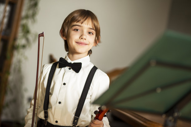 小提琴家。小男孩和小提琴。图片下载