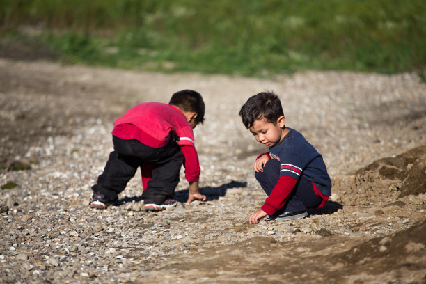 孩子们往湖里扔石头图片下载