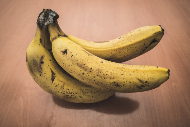 餐桌上的成熟香蕉图片下载