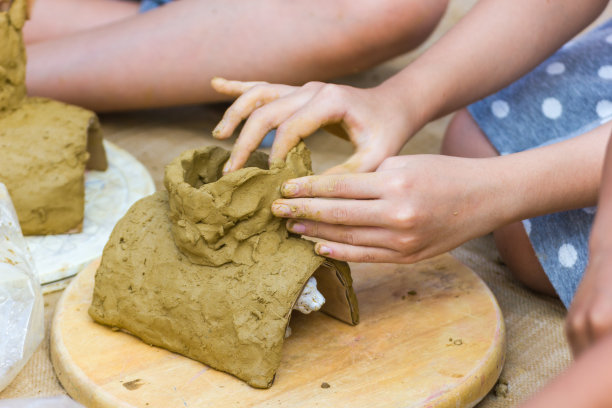 孩子们在玩粘土，在家里练习技巧图片下载