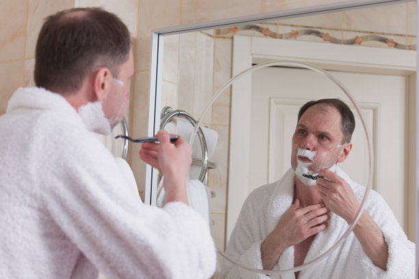 剃须在浴室图片下载