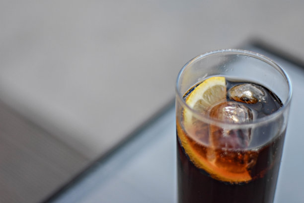 在玻璃杯中加入一片柠檬的碳酸饮料/苏打水图片下载