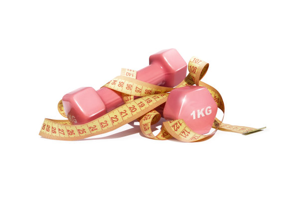 白色背景上的粉色健身哑铃和卷尺图片下载