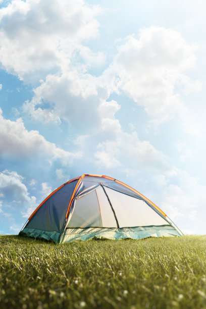 草地上的露营帐篷。旅游业。冒险。徒步旅行。背景。图片下载