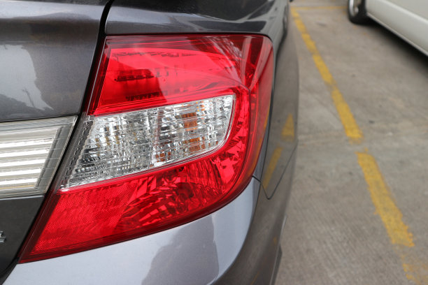 停车场的车灯图片下载