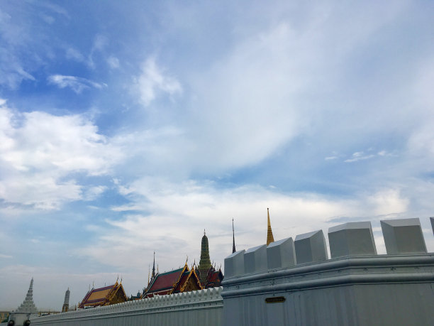 在美丽的天空下的玉佛寺图片下载