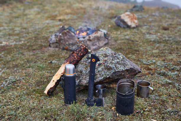 斧头，杯子和篝火图片下载