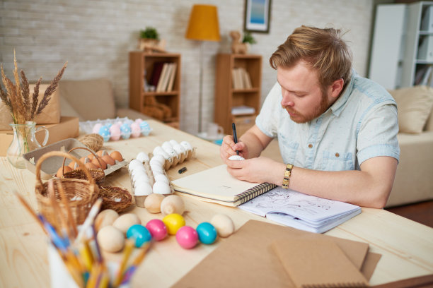 忙碌的年轻插画家从画板画漫画脸图片下载