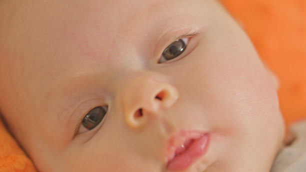 可爱的宝宝躺在床上图片下载