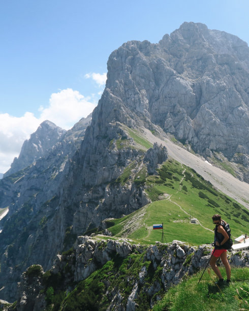 年轻女子站在山的边缘素材图片