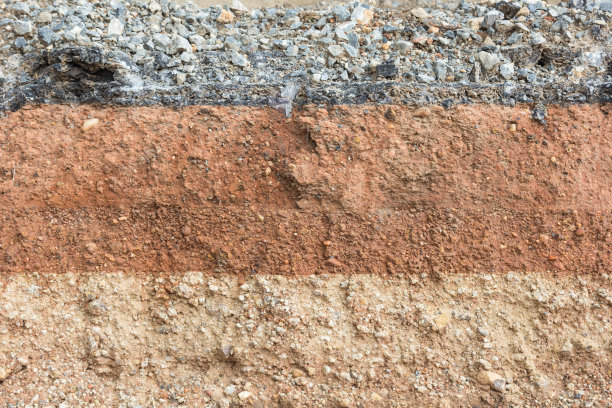 沥青路面下的一段土壤图片下载