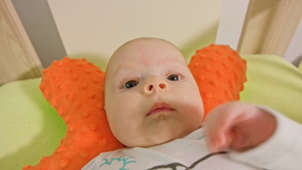 可爱的宝宝躺在床上图片下载